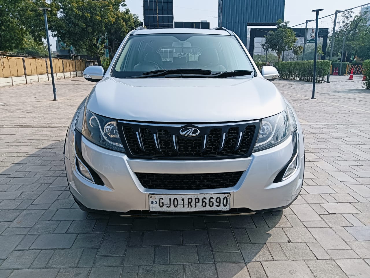 Mahindra XUV500 W9