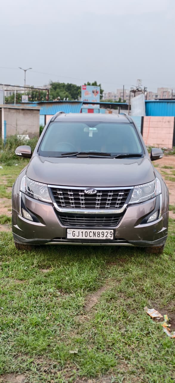 Mahindra XUV500 W9